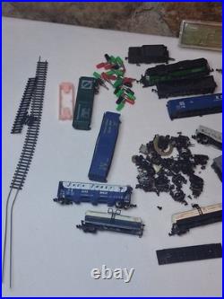 Lot of over 25 Vintage HO Scale Model Train Cars & Parts Penn Central Walthers