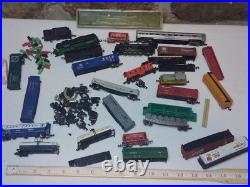 Lot of over 25 Vintage HO Scale Model Train Cars & Parts Penn Central Walthers