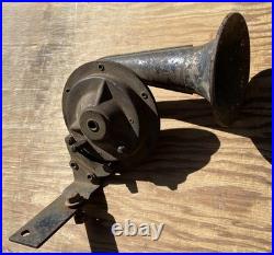 Old Vintage Antique Automobile Vehicle Car Auto Truck Horn Part with Bracket