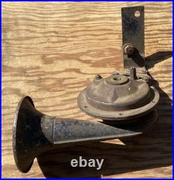 Old Vintage Antique Automobile Vehicle Car Auto Truck Horn Part with Bracket