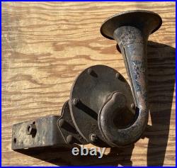 Old Vintage Antique Automobile Vehicle Car Auto Truck Horn Part with Bracket Old Vintage Antique Automobile Vehicle Car Auto Truck Horn Part with Bracket